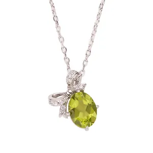 Elegante collar de plata de ley S925 con peridoto verde óvalo y colgante de lazo brillante.