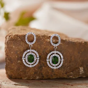 Elegante silberne Ohrhänger mit grünem Diopsid-Edelstein und funkelndem Pavé auf Stein