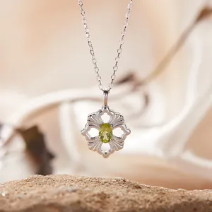 Makroansicht eines Peridot-Anhängers aus S925-Silber mit Blumen-Hohlraum-Design.