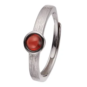 Anello regolabile in argento S925 con granato rosso rotondo e texture corteccia d'albero
