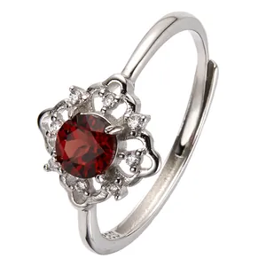 Eleganter S925 Sterlingsilberring mit rundem rotem Granat und floralem Zirkonia-Halo