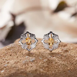 Detailansicht von hohlen Blumenohrringen aus S925 Silber mit gelbem Edelstein