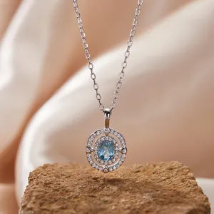 Nahaufnahme einer Halskette aus Sterlingsilber mit blauem Edelstein und Diamanten.