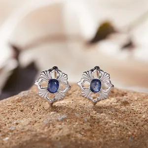 Detailansicht der S925 Silber Blumen-Ohrstecker mit ovalem blauen Apatit-Edelstein