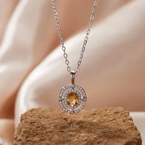 Detailansicht der Halskette aus S925 Sterlingsilber mit ovalem gelben Edelstein und Halo