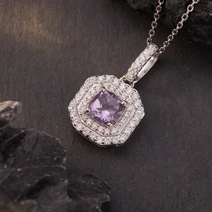 Detailopname van S925 zilveren ketting met vierkante paarse edelsteen en dubbele halo