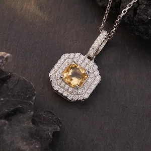 Detailopname van een S925 sterling zilveren ketting met vierkante gele citrien hanger.