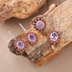 Detailansicht eines Amethyst- und Granat-Schmucksets mit Ring, Ohrringen und Halskette.