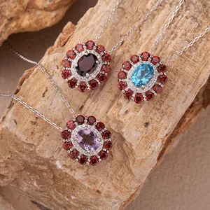 Nahaufnahme von S925 Silberketten mit Amethyst-, Topas- und Granat-Edelsteinen