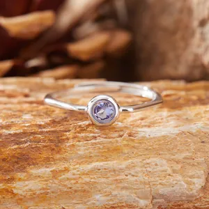 Primo piano di un anello in argento S925 con un'ametista viola tonda sfaccettata