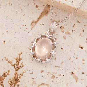 Gedetailleerd overzicht van een S925 zilveren ketting met een ovale roze edelsteen hanger.