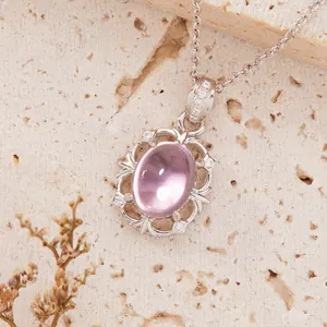 Close-up van S925 zilveren ketting met paarse amethist hanger.