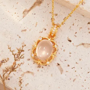Elegant detail van de vergulde halsketting met ovale opaal hanger en zirkonia accenten