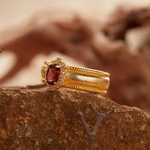 Dettaglio ravvicinato di un anello vintage in argento S925 con granato e oro spazzolato