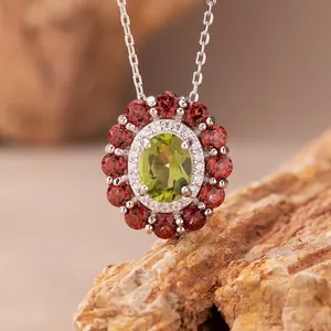 Nahaufnahme einer Halskette aus Sterlingsilber mit grünen und roten natürlichen Edelsteinen