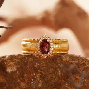 Dettaglio di un anello vintage in argento S925 con granato naturale e finitura spazzolata