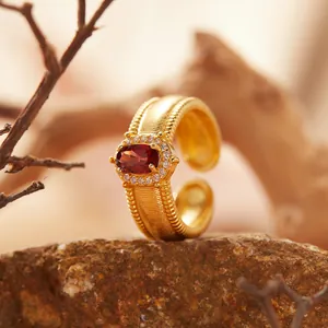 Dettaglio macro di un anello vintage in argento S925 con granato naturale e finitura spazzolata
