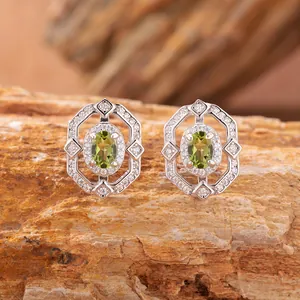 Dettaglio di orecchini a lobo in argento S925 con pietre di diopside verde ovali