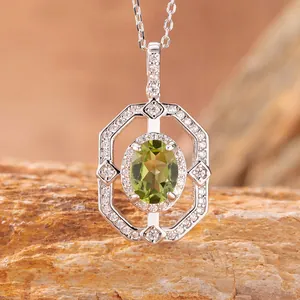 Dettaglio macro di un ciondolo in gemma verde naturale e argento sterling S925.