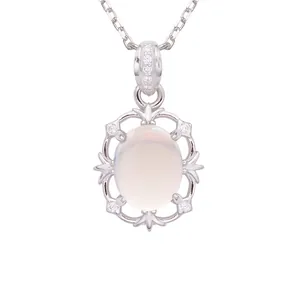 S925 sterling zilveren ketting met ovale opalen hanger en kristallen accenten.