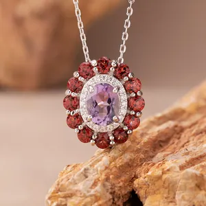 Nahaufnahme einer S925-Silberhalskette mit Amethyst und roten Granat-Edelsteinen