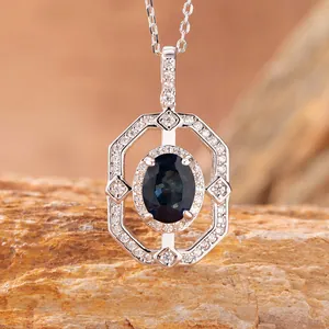 Vista dettagliata della collana in argento 925 con ciondolo in pietra preziosa blu ovale