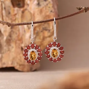 Detailaufnahme eleganter floraler Ohrhänger mit gelbem Citrin und rotem Granatstein