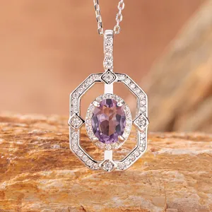 Primo piano dettagliato di una collana in argento S925 con ciondolo ovale in pietra viola