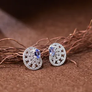 Détail macro de boucles d'oreilles vintage en argent S925 avec pierre bleue et zircons.