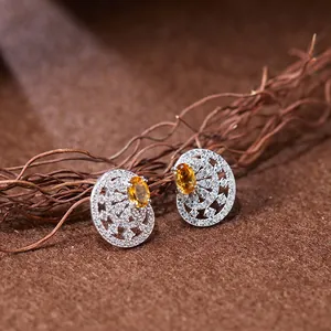 Gros plan de boucles d'oreilles vintage en argent S925 avec citrine et diamants fins