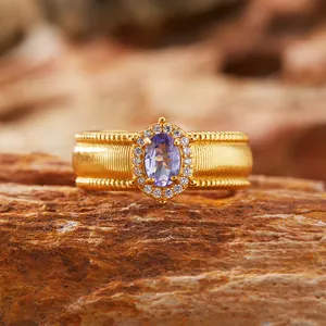 Elegante anello vintage in argento S925 placcato oro con gemma viola e finitura spazzolata
