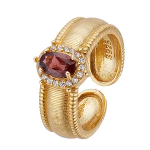 Anello regolabile in argento S925 con granato naturale e contorno di pietre luminose