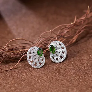 Vue détaillée des boucles d'oreilles vintage en argent S925 avec diopside vert