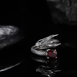 Dettaglio di un anello a forma di drago in argento S925 vintage con granato rosso.