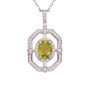 Elegante collana in argento 925 con una gemma naturale di diopside verde dal taglio ovale