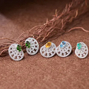 Vue macro de boucles d'oreilles vintage en argent S925 avec diverses pierres précieuses