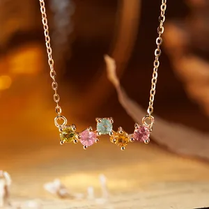 Collana delicata in oro rosa con cinque pietre preziose di tormalina rotonde