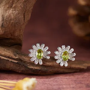 Detaillierte Makroansicht von S925 Silber Gänseblümchen-Ohrringen mit grünen Peridot.