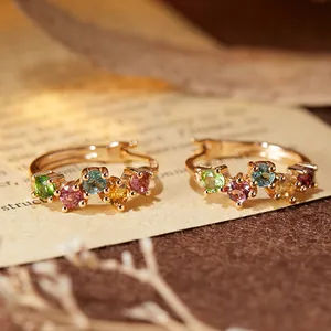 Dettaglio dell'anello in argento S925 con cinque gemme naturali di tormalina multicolore
