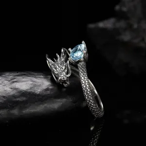 Primo piano dell'anello drago vintage in argento S925 con topazio blu