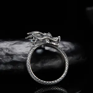 Vista dettagliata di un anello a forma di drago vintage in argento sterling S925