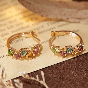 Dettaglio di anelli in argento S925 placcato oro con cinque gemme tonde multicolore