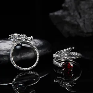 Vista dettagliata dell'anello drago in argento S925 con granato rosso sfaccettato