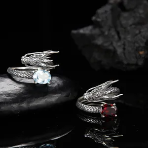 Primo piano di anelli drago in argento sterling S925 con granato e topazio.