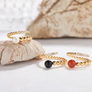Vista detallada de anillos de plata S925 dorada con ágata natural y perlas finas