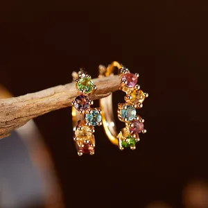 Dettaglio ravvicinato di anello in argento S925 con tormaline naturali colorate