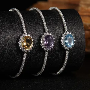 Gros plan de bracelets en argent S925 avec topaze, améthyste et citrine naturelles