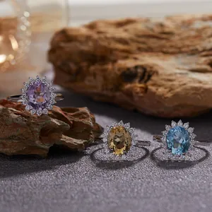 Détail en gros plan de bagues élégantes en améthyste, citrine et topaze sur roche