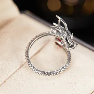 Dettaglio anello dragone in argento S925 con texture a scaglie e pietra di granato