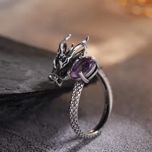 Primo piano dell'anello drago vintage in argento 925 con pietra preziosa viola